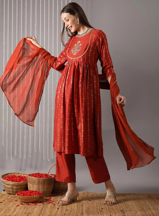 جلو باص مجموعة من كورتا بلون صدئي بطبعة زخارف وتطريز مع بنطال ووشاح